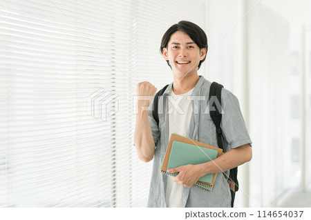 大學/學校走廊的亞洲男大學生（學生、補習班、預科學校） 114654037