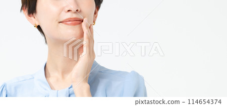 Middle female portrait 114654374