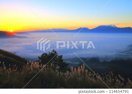 Aso Sea of Clouds (Sunrise, Aso City) Aso Sea of Clouds (Sunrise, Aso City) 114654791