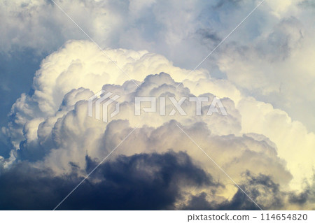 蔚藍的天空中出現的積雨雲越來越大，也越來越不祥。 114654820