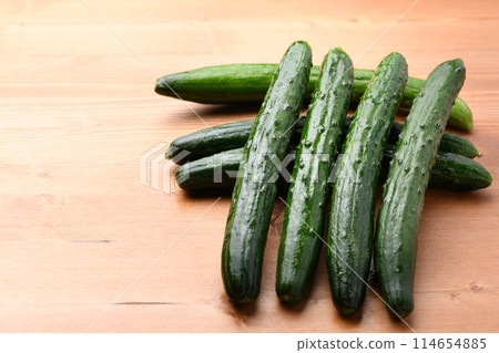 黃瓜(木紋背景) 黃瓜(木紋背景) 114654885