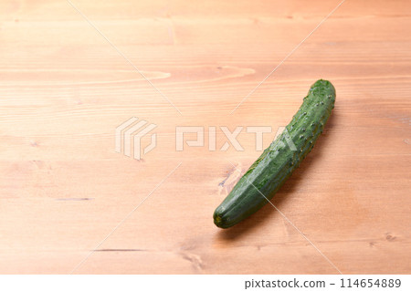 黃瓜(木紋背景) 黃瓜(木紋背景) 114654889