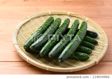Cucumber (wood grain background) 114654900
