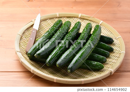 黃瓜（木紋背景） 114654902