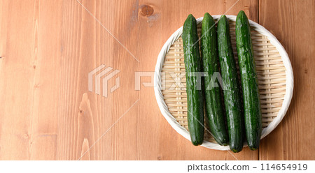 Cucumber (wood grain background) Cucumber (wood grain background) 114654919