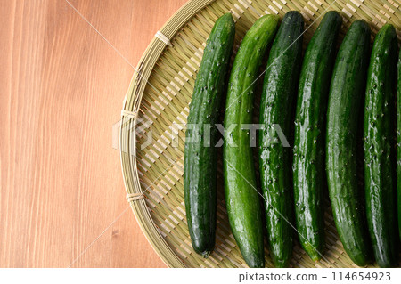 黃瓜（木紋背景） 114654923