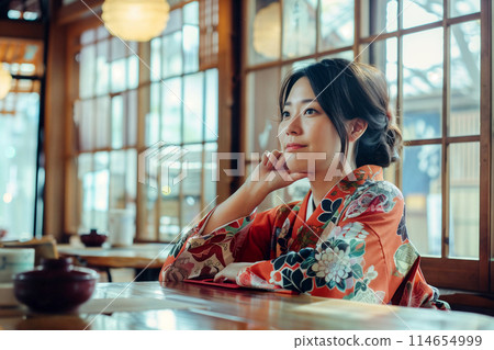穿著和服的女人在咖啡館喝茶 穿著和服的女人在咖啡館喝茶 114654999