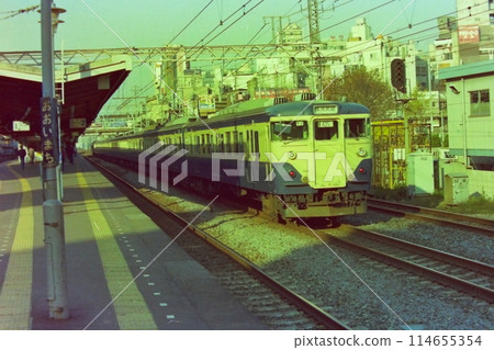 1979 年 12 月 3 日，在大井町運行的橫須賀線東海道線 113 系列 Kuha 111-1388 等列車 114655354