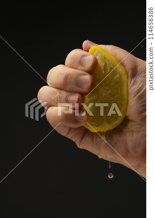 擠檸檬黑色背景 114656386