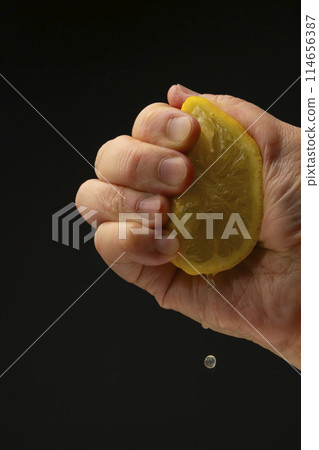 擠檸檬黑色背景 114656387