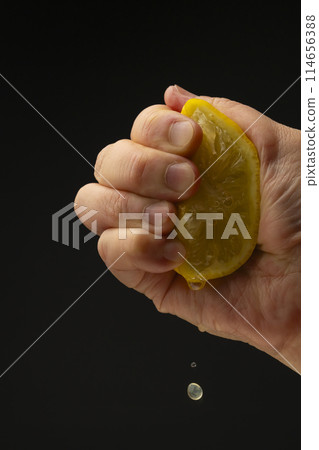 擠檸檬黑色背景 114656388