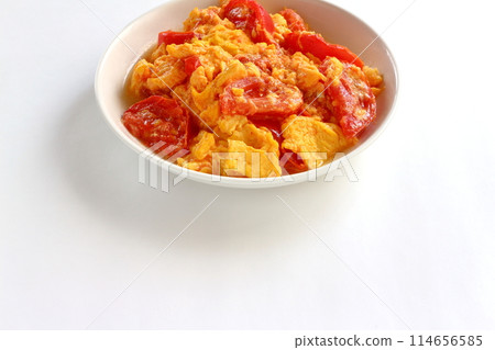 白色背景中的炸西紅柿和雞蛋 114656585