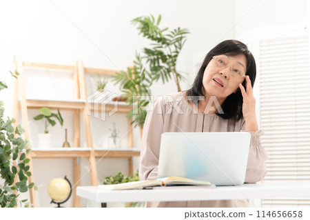 擔心計算機的資深婦女 擔心計算機的資深婦女 114656658