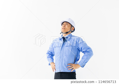 穿著工作服、戴著頭盔的男人擔心 114656713
