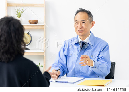 穿著工作服的男士換工作面試 114656766