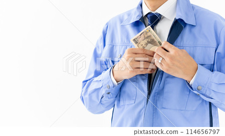 穿著工作服的男人，一疊鈔票，不露面 114656797