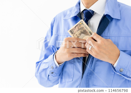 穿著工作服的男人，一疊鈔票，不露面 114656798