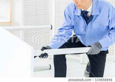 Men in work clothes, handy, work 114656948