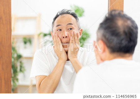 Middle-aged men, beauty, skin care 114656965