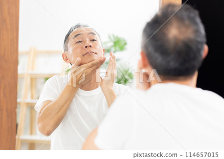 Middle-aged men, beauty, skin care 114657015