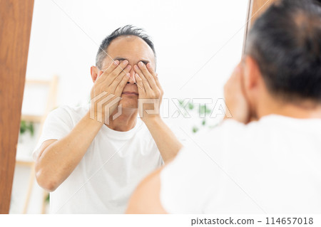 Middle-aged men, beauty, skin care Middle-aged men, beauty, skin care 114657018