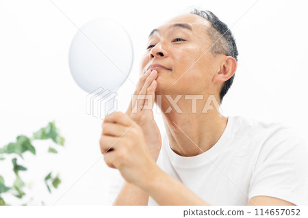 Middle-aged man beauty hand mirror 114657052