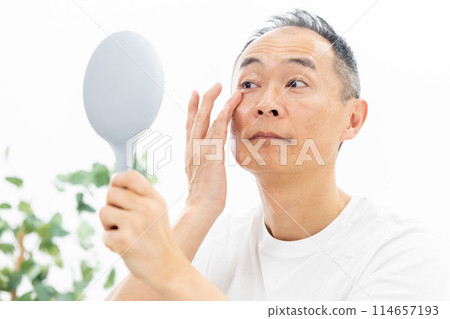 中年男子美女手鏡眼睛 114657193