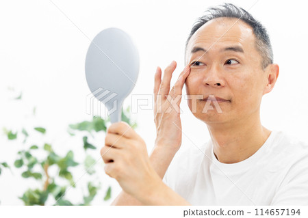 中年男子美女手鏡眼睛 114657194