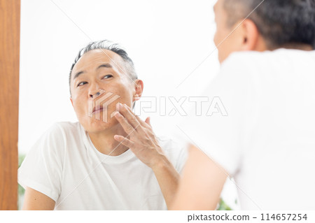 Middle-aged men, beauty, skin care Middle-aged men, beauty, skin care 114657254