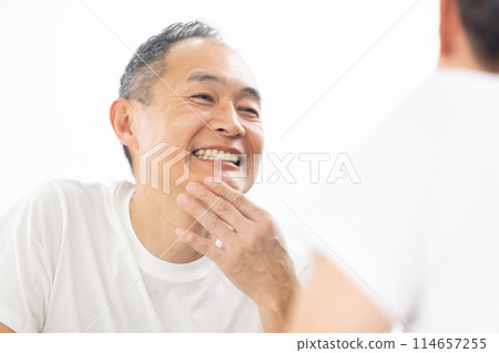 Middle-aged men, beauty, skin care 114657255