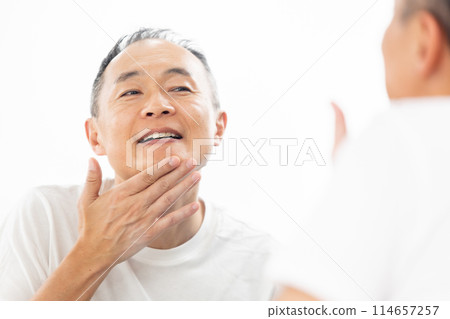 Middle-aged men, beauty, skin care 114657257