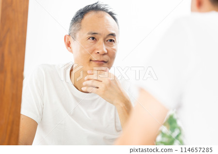 Middle-aged men, beauty, skin care 114657285