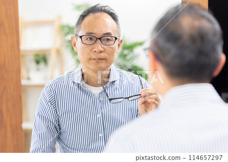 中年男士選擇眼鏡 114657297