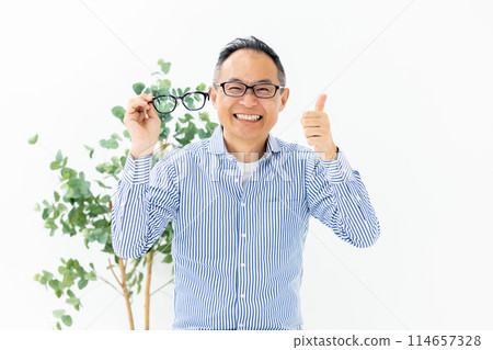 中年男士選擇眼鏡 114657328