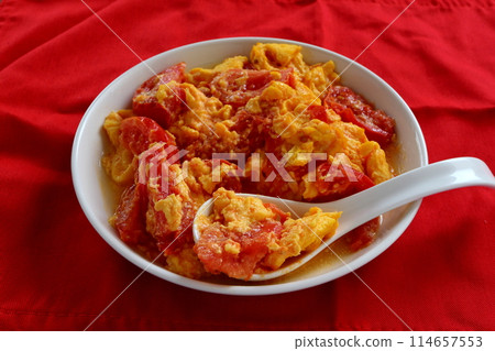 紅色背景中的炸番茄和雞蛋 114657553