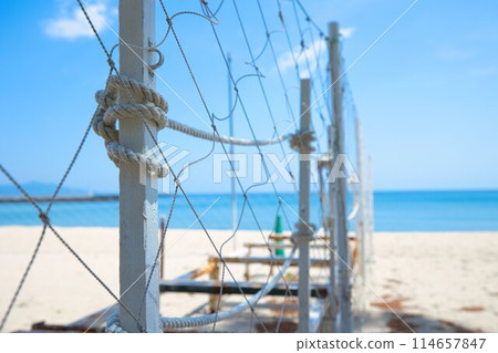 海灘邊風景、夏日大海、藍天和白沙 114657847