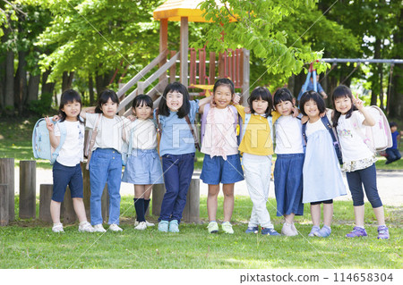 First grade elementary school girls group photo 114658304