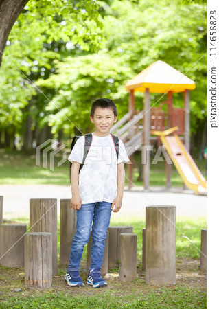 背著書包的一年級學生 114658828
