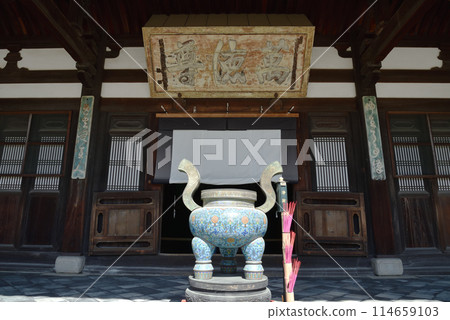 Incense burner in the Daiyuhoden Hall of Manpukuji Temple 114659103