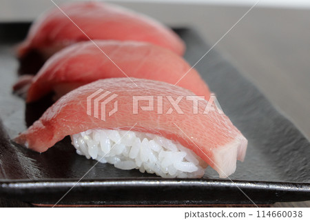 Side view of tuna sushi 114660038