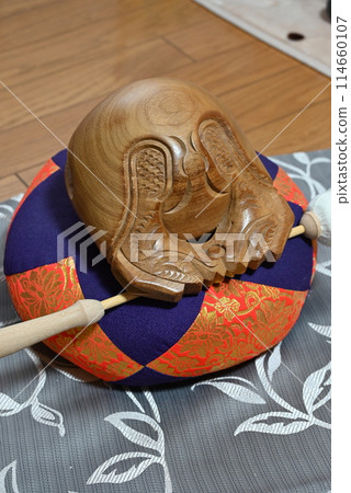 The blessed wooden fish of the Buddhist altar 114660107