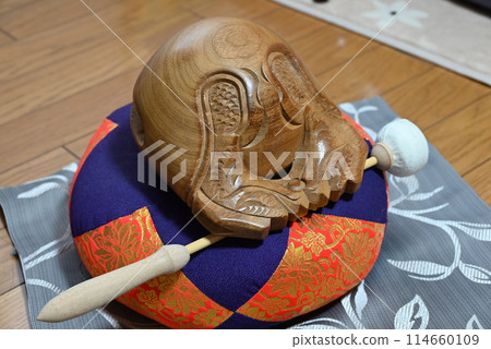 The blessed wooden fish of the Buddhist altar 114660109