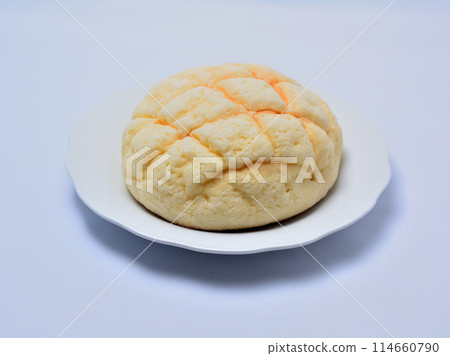 白盤上新鮮出爐的瓜麵包 114660790