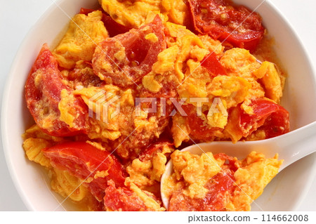 白色背景中的炸西紅柿和雞蛋 114662008