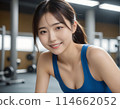 微笑的日本女人在健身房 114662052
