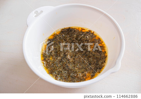 Making tamagoyaki: Akamoku seaweed added to beaten eggs 114662886