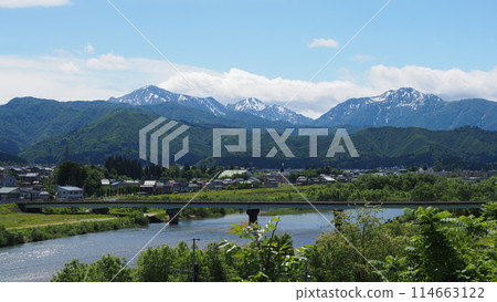 五月的魚沼城市景觀與越後三山 114663122