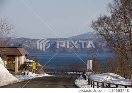 春天的十和田湖湖畔道路(秋田縣一側) 春天的十和田湖湖畔道路(秋田縣一側) 114663748