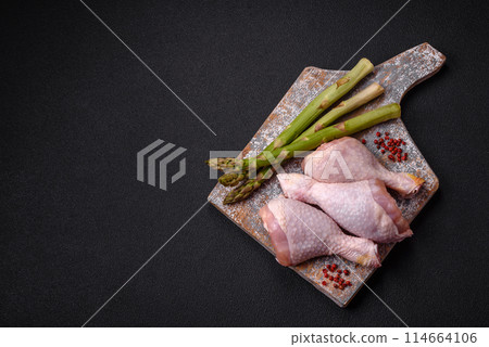 Raw chicken legs with salt, spices and herbs 114664106