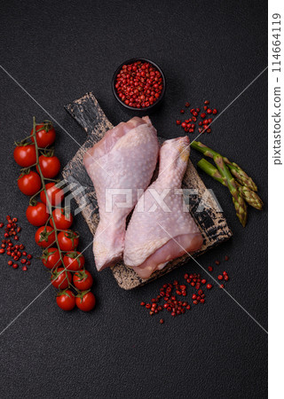 Raw chicken legs with salt, spices and herbs 114664119